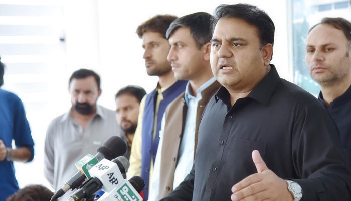 نواز شریف کے منصوبوں پر آڈٹ کیلئے شہباز شریف کو کیسے بٹھا دیں؟ فواد چوہدری