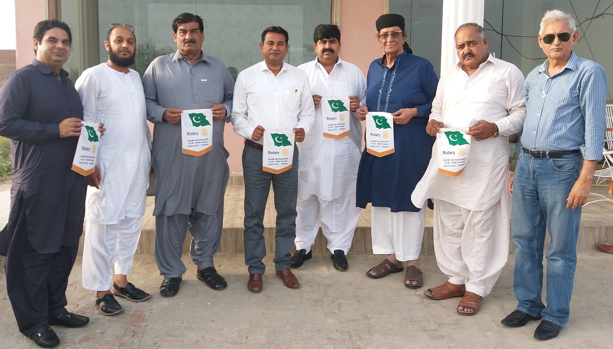 روٹری عہدیداران ممتاز بیگ، خواجہ ارشاد، مبشر نذیر لاڑ و دیگر کا میٹنگ کے بعد ممبران کے ہمراہ گروپ فوٹو