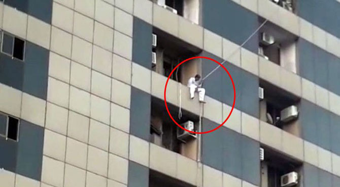 لاہور: ایم ایم عالم روڈ پر پلازہ میں آتشزدگی، جان بچانے کیلئے کودنے والا نوجوان جاں بحق