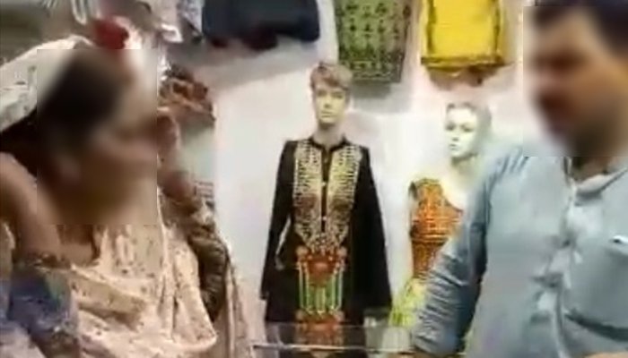 لاہور: کپڑے کی دکان سے چوری کے الزام میں پکڑی گئی 2 خواتین پر بدترین تشدد