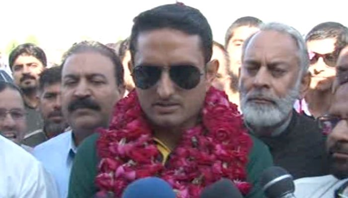 ابوظہبی ٹیسٹ کے ہیرو محمد عباس کی وطن واپسی، ائیرپورٹ پر والہانہ استقبال