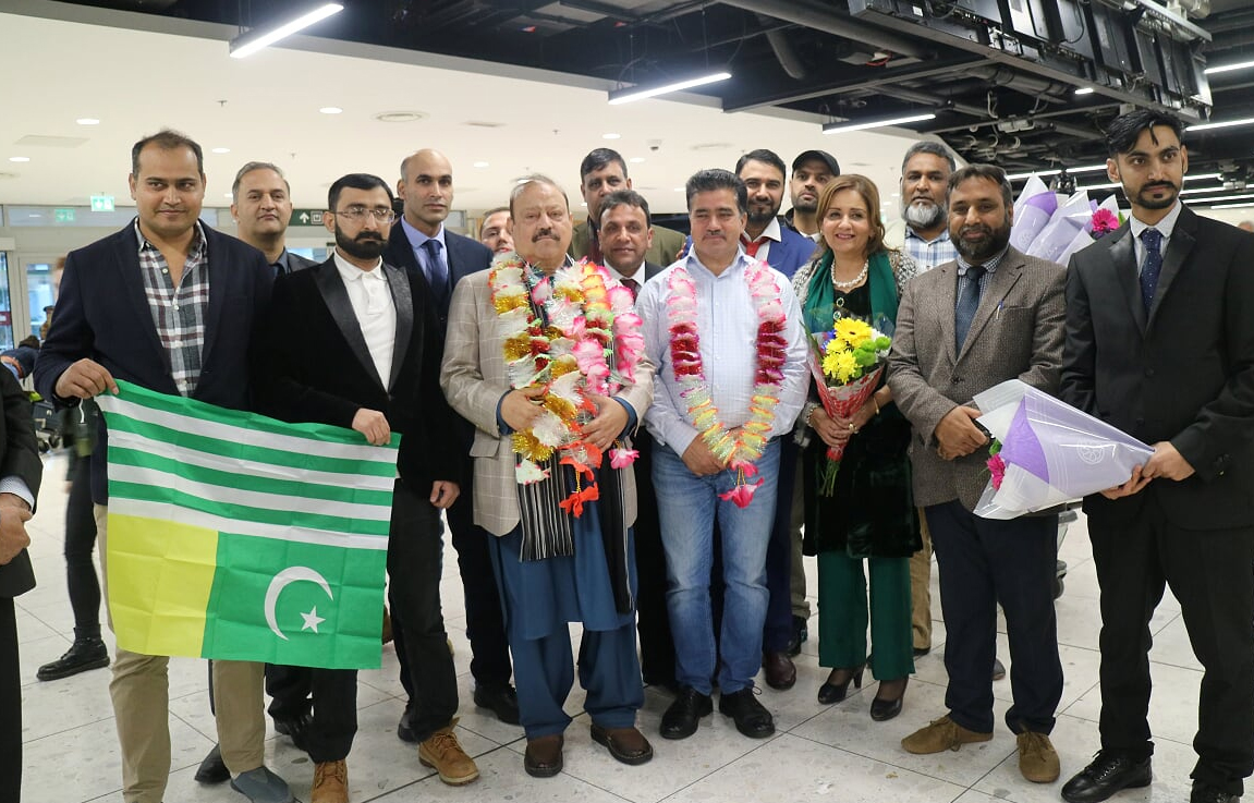 بیرسٹر  سلطان محمود چوہدری 27 اکتوبر کو کشمیر ملین مارچ کے سلسلہ میں 26 اکتوبر کو  ڈبلن ایرپوٹ  پہنچے