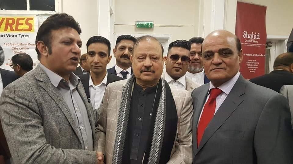 صدر تحریک انصاف آزاد کشمیر بیرسٹر سلطان محمود اور تحریک انصاف یو۔کے کی مقامی قیادت کے ہمراہ ایک تقریب میں