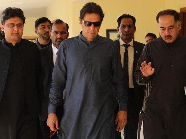 ہمارا وزیر اعظم گھر گھر کشکول لئے پھر رہا ہے