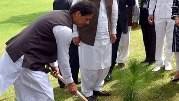 وزیر اعظم عمران خان نے ایک کالج میں جھاڑو دیتے ہوئے صفائی مہم شروع کی