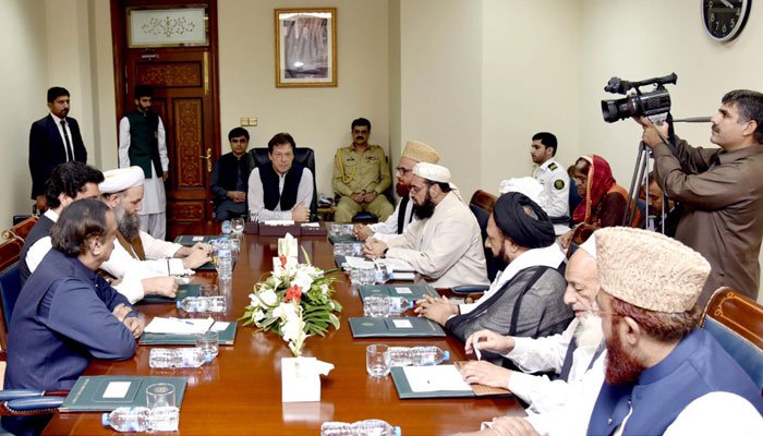 مدارس کی خدمات نظرانداز اور انہیں دہشتگردی سے منسوب کرنا ناانصافی ہے، وزیراعظم