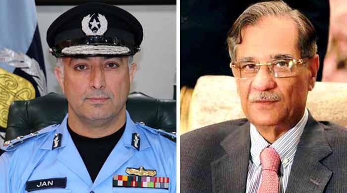 آئی جی کا تبادلہ وزیراعظم کے زبانی حکم پر کیا؛ سپریم کورٹ نے تبادلہ روک دیا