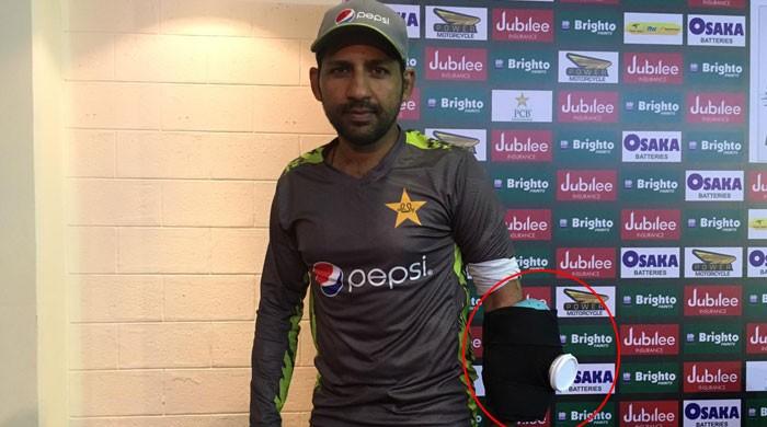 سرفراز مچل اسٹارک کی گیند لگنے سے زخمی، میچ سے باہر ہونے کا خدشہ