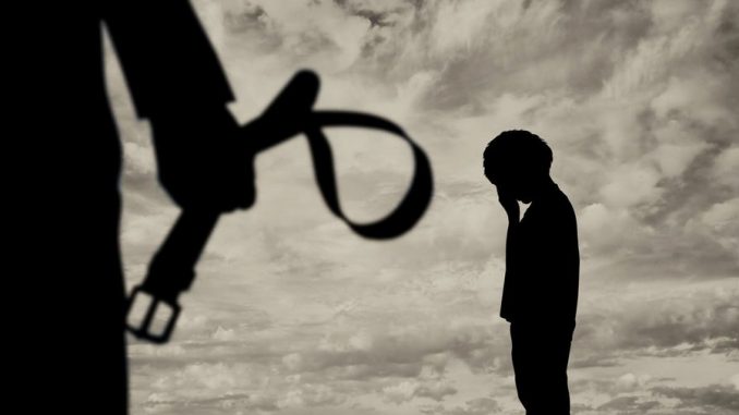 مشقت کرتے اور تشدد سہتے بچے