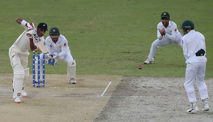 دبئی ٹیسٹ: پاکستان نے 418 رنز پر پہلی اننگز ڈکلیئر کر دی، نیوزی لینڈ کی بیٹنگ