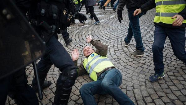 فرانس: ایندھن پر ٹیکسوں کے خلاف ’’زرد صدری والوں ‘‘ کا مظاہرہ، پولیس سے جھڑپیں