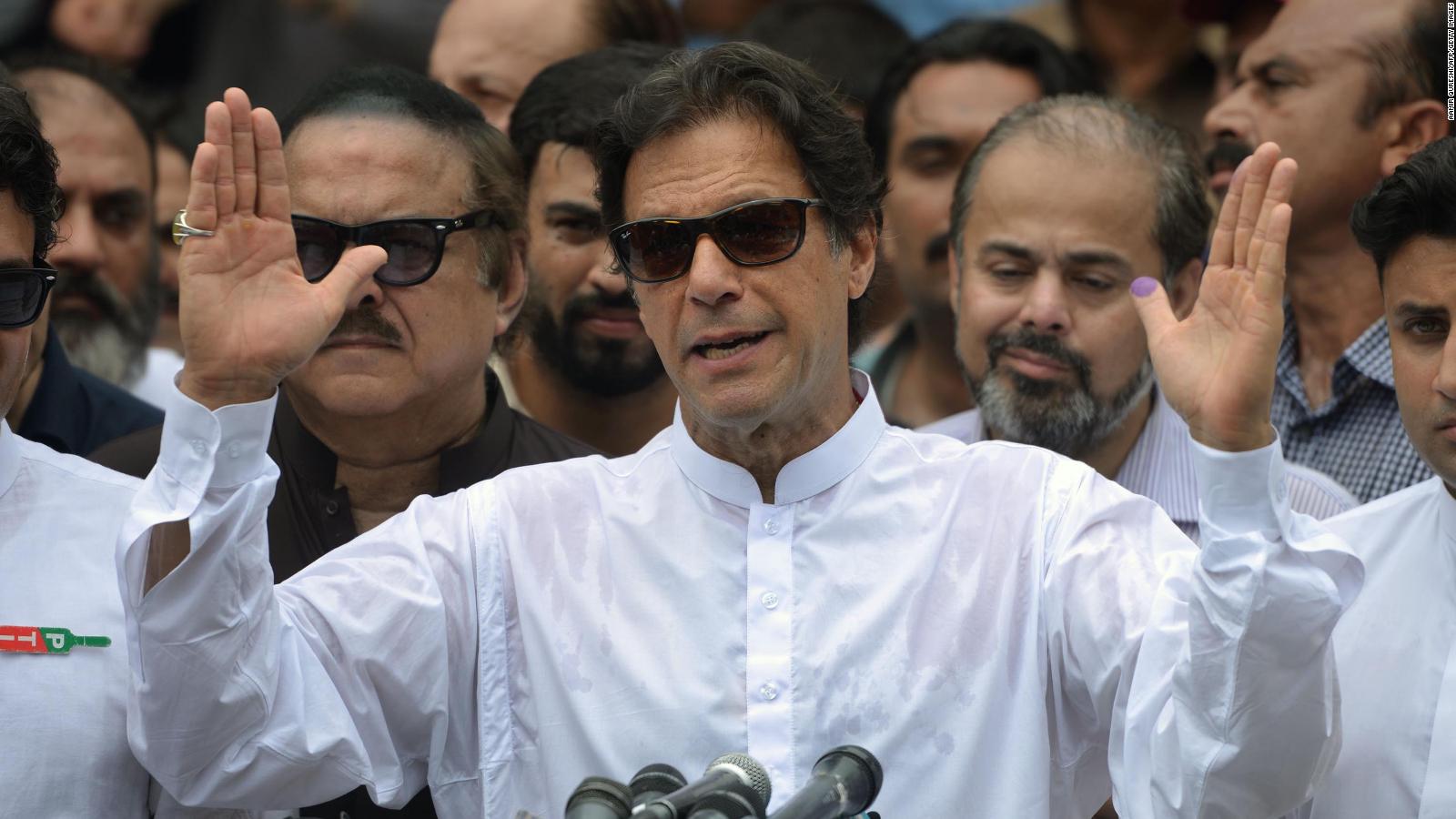 اب تو کنٹینر کی جان چھوڑ دیں