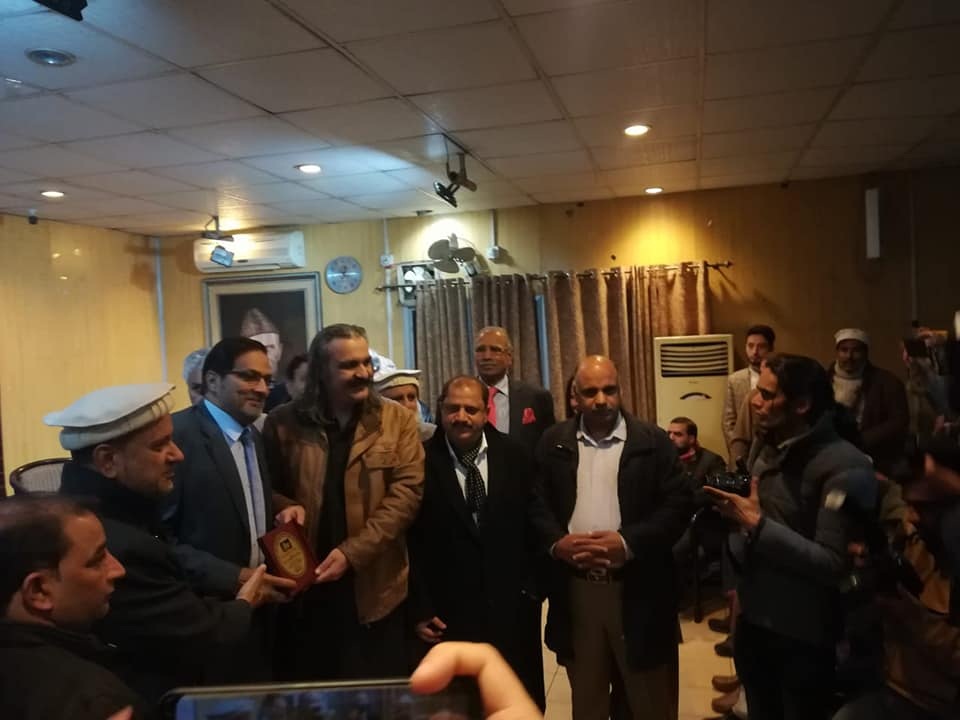 علی امین گنڈہ پور نے بہترین کالم نویس کا ایوارڈ انجینئر افتخار چودھری کو دیا