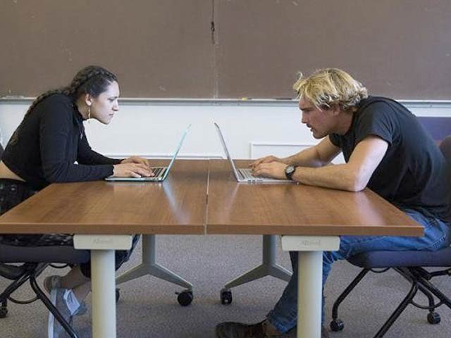 کمپیوٹر پر کام کے دوران گردن کو سیدھا نہ رکھنے کے شدید نقصانات