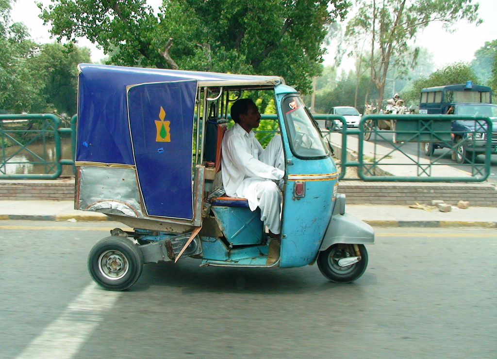 رکشہ عوامی سواری۔۔لیکن ڈرائیورز کے مسائل توجہ طلب