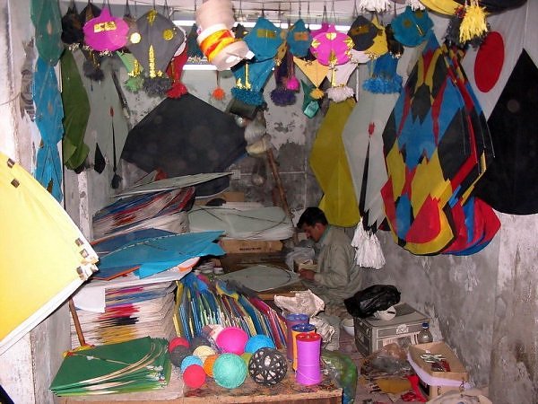 گلے کاٹتی ڈور اور غیر محرم سے محبت کا اظہار