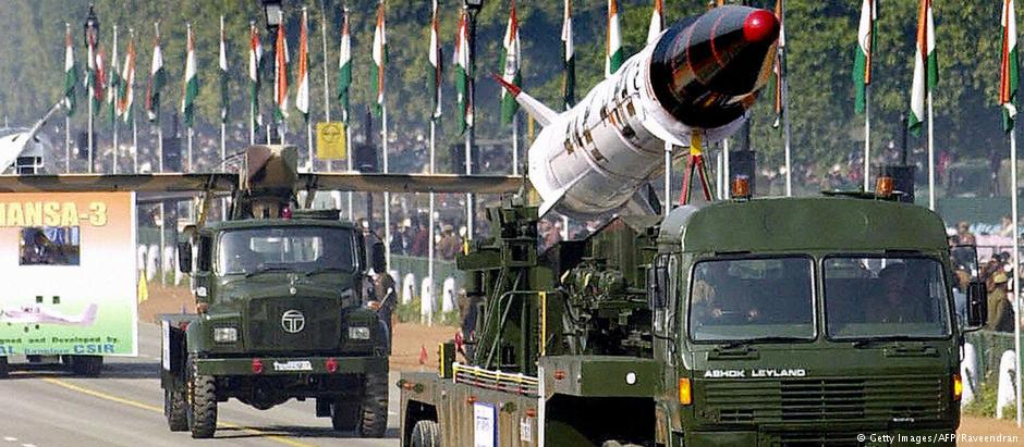 دفاعی بجٹ بڑھانے کا عندیہ: کیا سماجی ترقی متاثر ہو گی؟