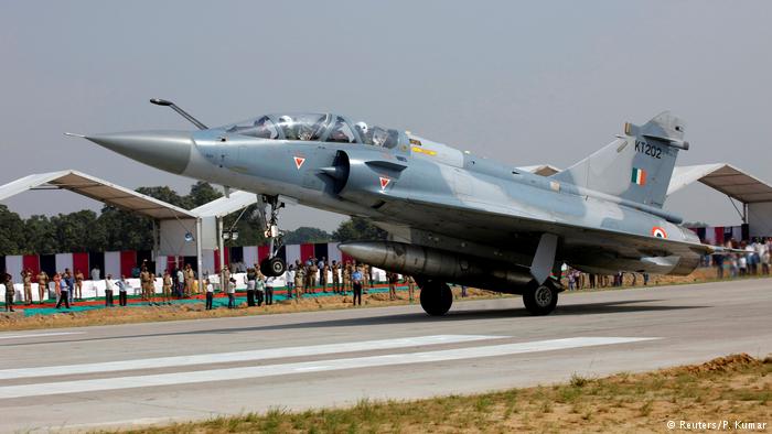 پاکستان کا بھارت کو سرپرائز: 2 جنگی طیارے مار گرائے، 2 پائلٹ گرفتار