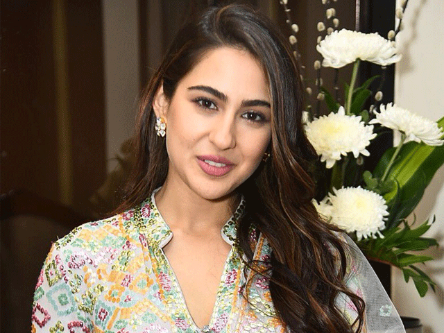 سارہ علی خان کے سوٹ کی قیمت کتنی؟ جان کر حیران رہ جائیں گے