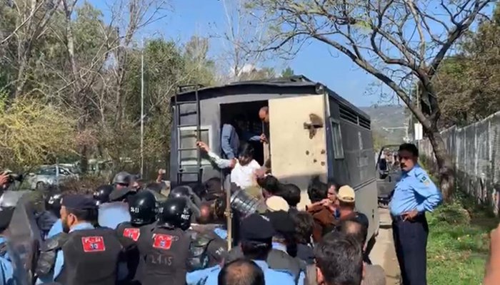 نیب ہیڈ کوارٹر جانے کی کوشش کرنے والے پیپلز پارٹی کے درجنوں کارکنان گرفتار
