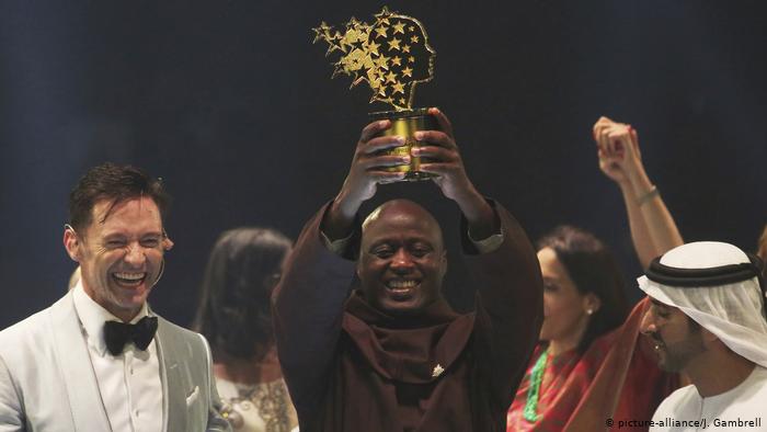 اپنی تنخواہ غریبوں میں بانٹ دینے والے ٹیچر کے لیے ایک ملین ڈالر انعام