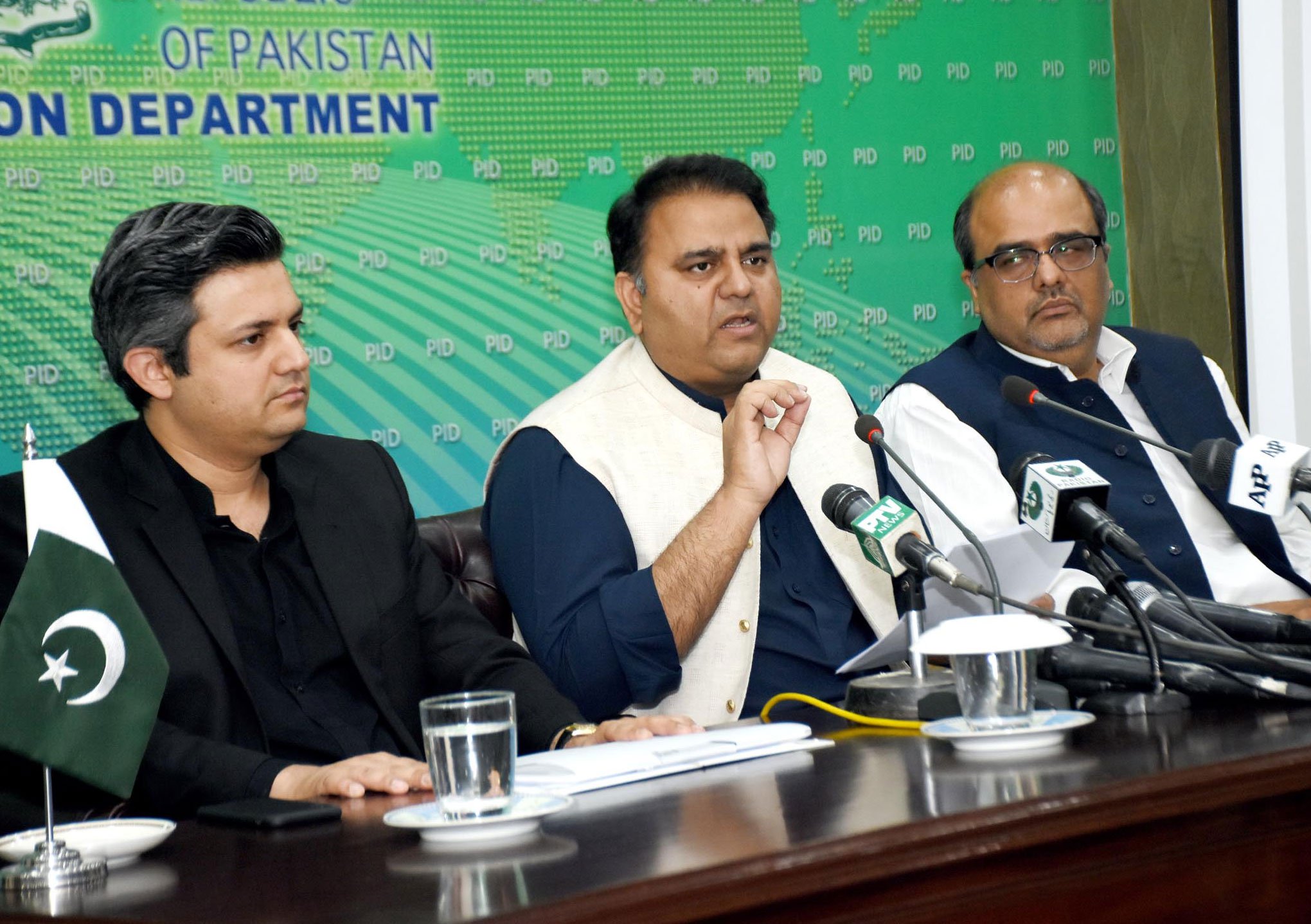 ملک میں کرپشن کی ماڈرن داغ بیل شریف خاندان نے رکھی: فواد چوہدری