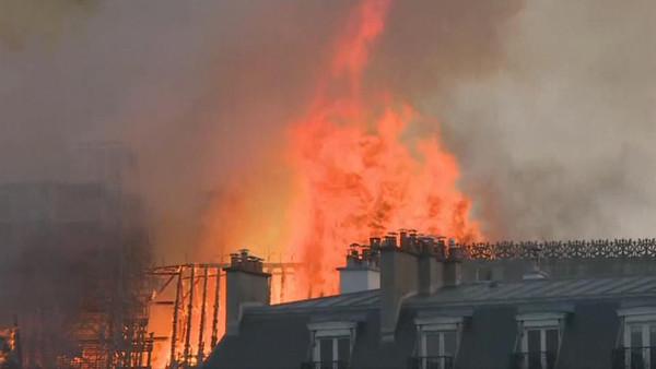 خوفناک آتشزدگی کے باعث پیرس کا تاریخی گرجا گھر تباہ