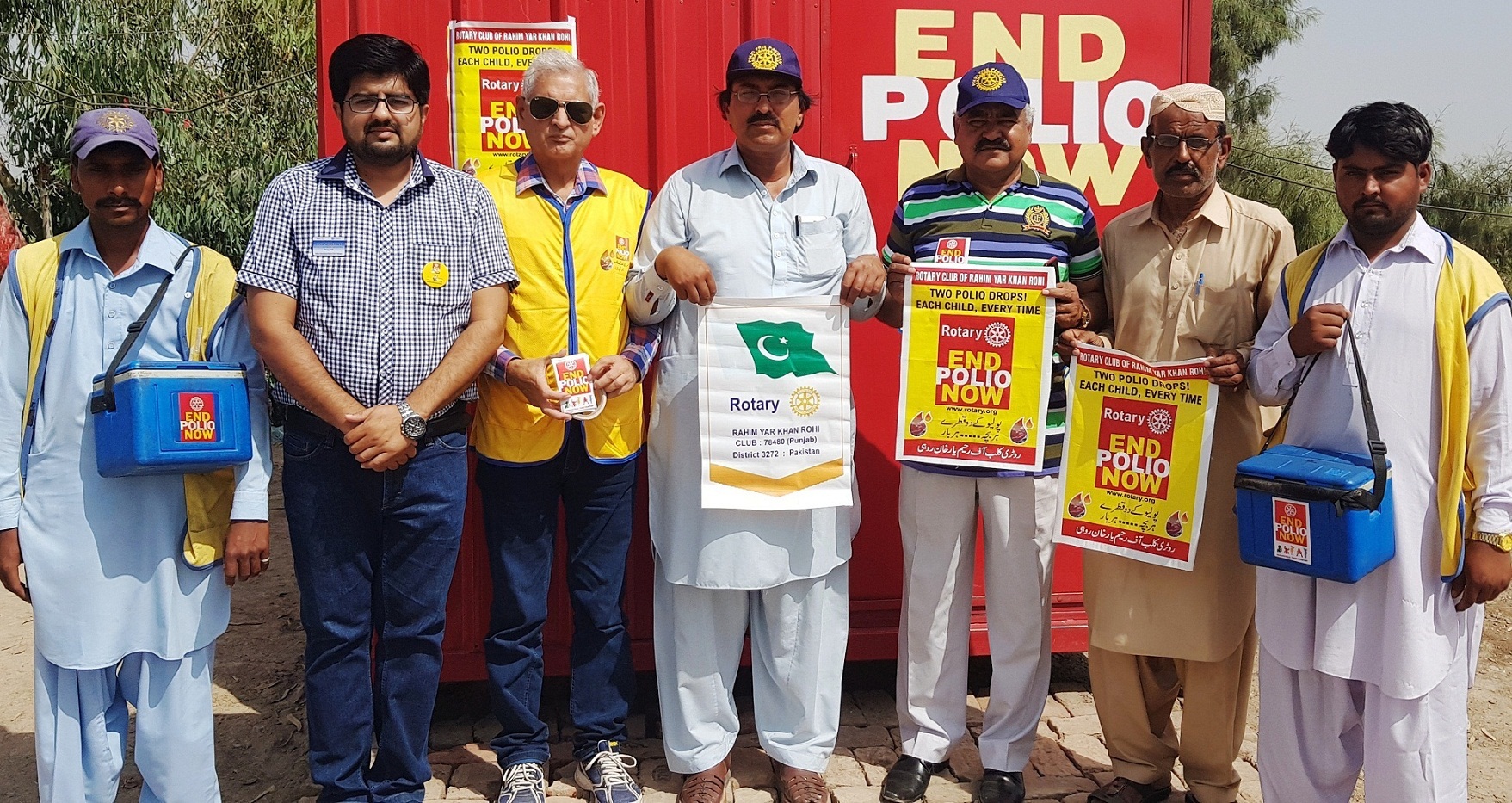 روٹری پاکستان پولیو کمیٹی کے عہدیدار ممتاز بیگ، جان محمد وارثی، ضیغم علی احمد و دیگر کا پولیو ورکرز، سکیورٹی اہلکاروں کے ہمراہ گروپ فوٹو