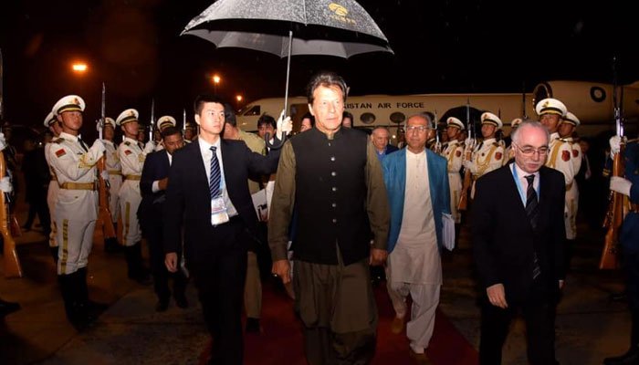 وزیراعظم عمران خان 4 روزہ سرکاری دورے پر چین پہنچ گئے