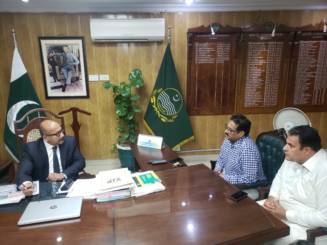 چوہدری قمر اقبال کی ڈی سی گجرات ڈاکٹر خرم شہزاد سے ملاقات: کڈنی سنٹر گجرات و دیگر موضوعات پر گفتگو کی گئی