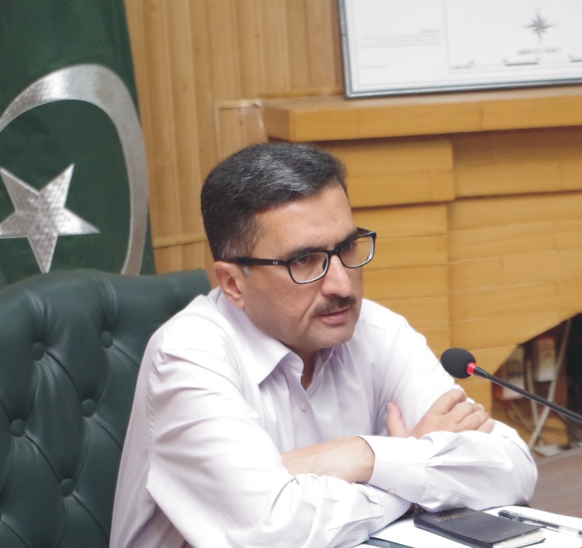 جہلم ٹریفک پولیس کے اے ایس ائی خالد نیازی سے نامعلوم افراد  کی شاندار چوک میں  ہاتھا پائی