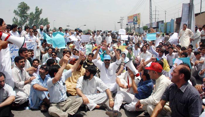 خیبرپختونخوا: ڈاکٹرز کی ہڑتال تیسرے روز بھی جاری، سرکاری اسپتالوں میں کام بند