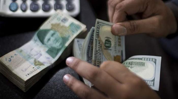 روپے کی بے قدری نہ تھم سکی: اوپن مارکیٹ میں ڈالر مزید مہنگا ہو کر 150  تک پہنچ گیا