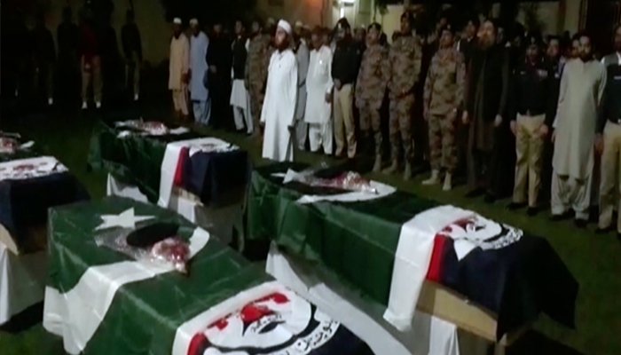 کوئٹہ دھماکے کے شہید چاروں اہلکاروں کی نماز جنازہ کے بعد میتیں ورثا کے حوالے