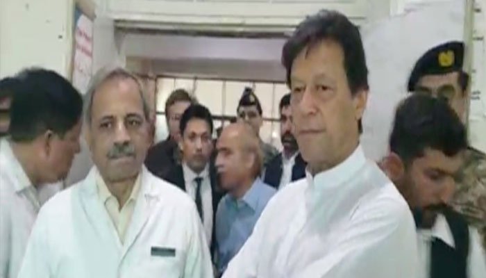 وزیراعظم کا بغیر پروٹوکول اسپتالوں کا دورہ، ایک بستر پر 4 بچوں کو دیکھ کر برہم