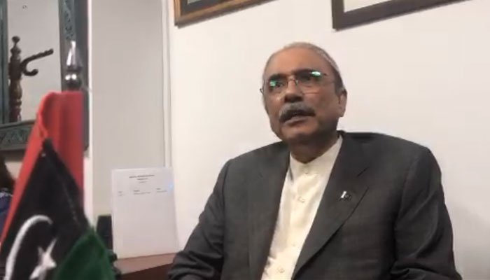 حکومت گرانا چاہتے ہیں لیکن جمہوریت تباہ کرنا نہیں چاہتے: آصف زرداری