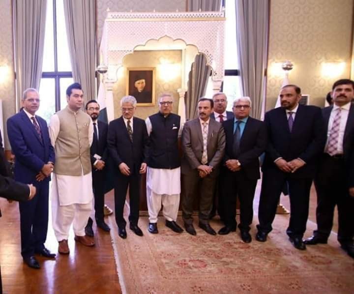 ایوان صدر اسلام آباد میں ہونے والی تقریب ایوارڈ میں نجی الیکٹرانک میڈیا  نیوز چینل کے نمائندگان کا صدر پاکستان ڈاکٹر عارف علوی کے ہمراہ گروپ فوٹو