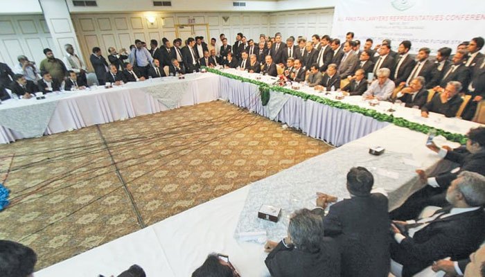 ججز کے خلاف ریفرنس کے معاملے پر وکلاء دو دھڑوں میں تقسیم