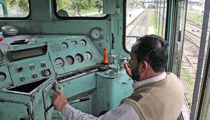 وزیر ریلوے کا انوکھا فیصلہ، ریٹائرڈ ڈرائیورز کو دوبارہ نوکری پر رکھنے پر غور