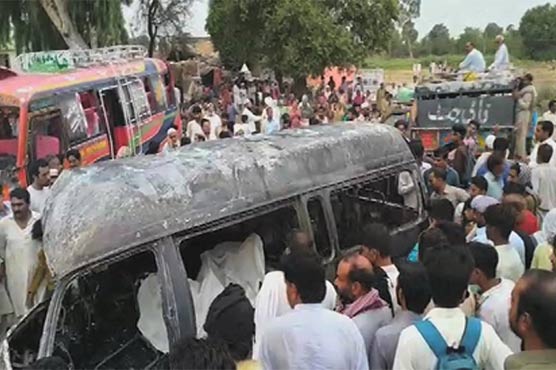 نارووال میں وین اور کوچ میں خوفناک تصادم سے 5 افراد جاں بحق، 18 زخمی