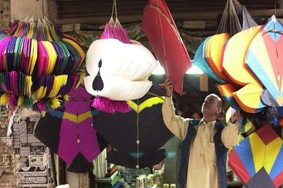 تفضیلات کے مطابق لاہور کے علاقے کاہنہ نو اور اس کے گردونواح کے علاقے میں  پتنگ بازی عروج پر