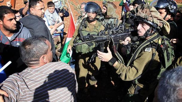 اسرائیلی فوجیوں نے نہتے فلسطینیوں پر گولی چلا دی، 98 زخمی