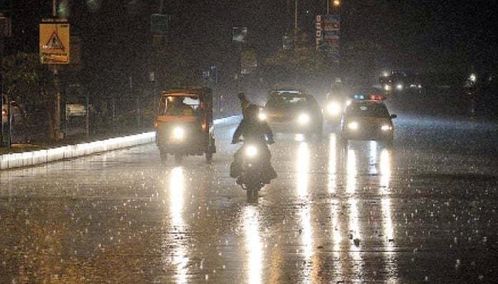 کراچی میں بوندیں پڑتے ہی بجلی کا نظام درہم برہم، بیشتر علاقوں میں فراہمی معطل