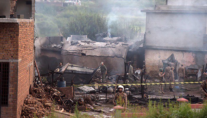 راولپنڈی میں تربیتی طیارہ آبادی پر گر گیا، 19 افراد جاں بحق، 16 زخمی