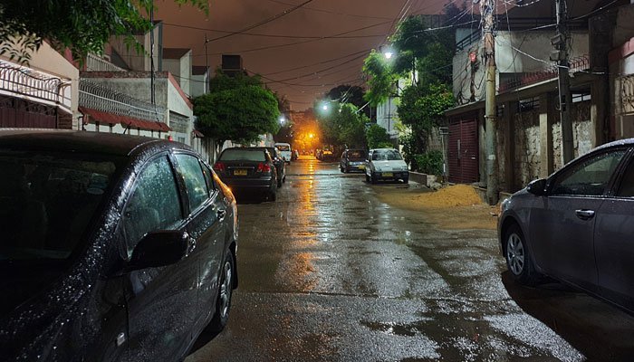 کراچی کے مختلف علاقوں میں رات گئے ہلکی بارش، کے الیکٹرک کا سسٹم پھر بیٹھ گیا