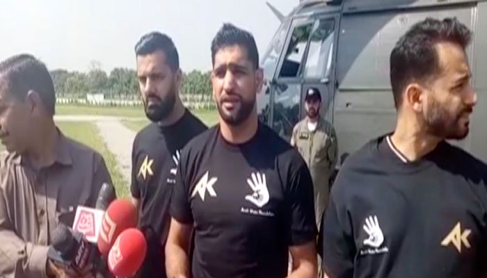 باکسر عامر خان کا ایل او سی کا دورہ، کشمیریوں سے اظہار یکجہتی