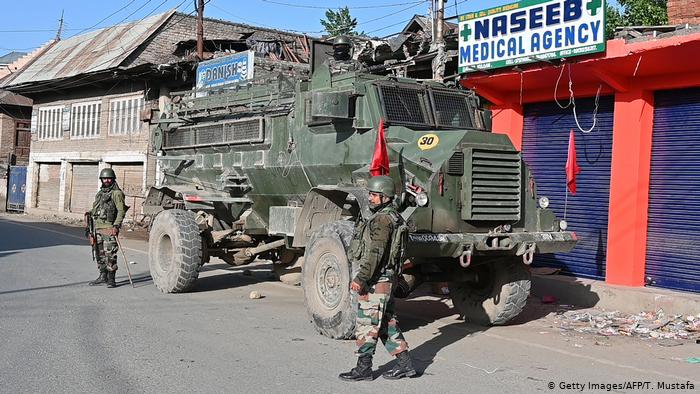 کشمیر: مودی حکومت کا فیصلہ سپریم کورٹ میں چیلنج کر دیا گیا