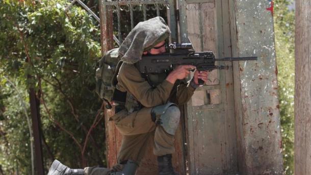 سرینگر کی دیواروں پر آزادی کے پوسٹرز، 18ویں روز تک ہزاروں افراد جیل میں، جیلیں کم پڑ گئیں