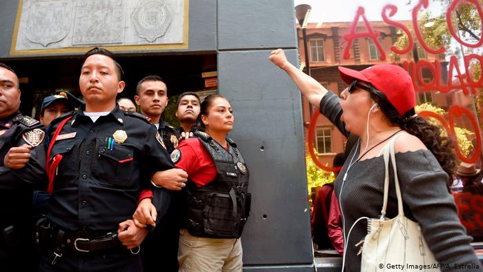 میکسیکو: پولیس کے ہاتھوں کم عمر لڑکیوں کا ریپ، عوامی مظاہرے