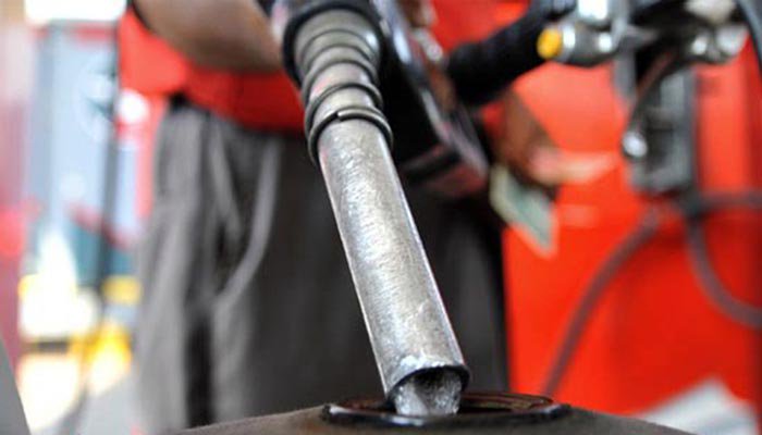 حکومت نے پٹرولیم بم گرا دیا، پٹرول 5 روپے 15 پیسے فی لٹر مہنگا